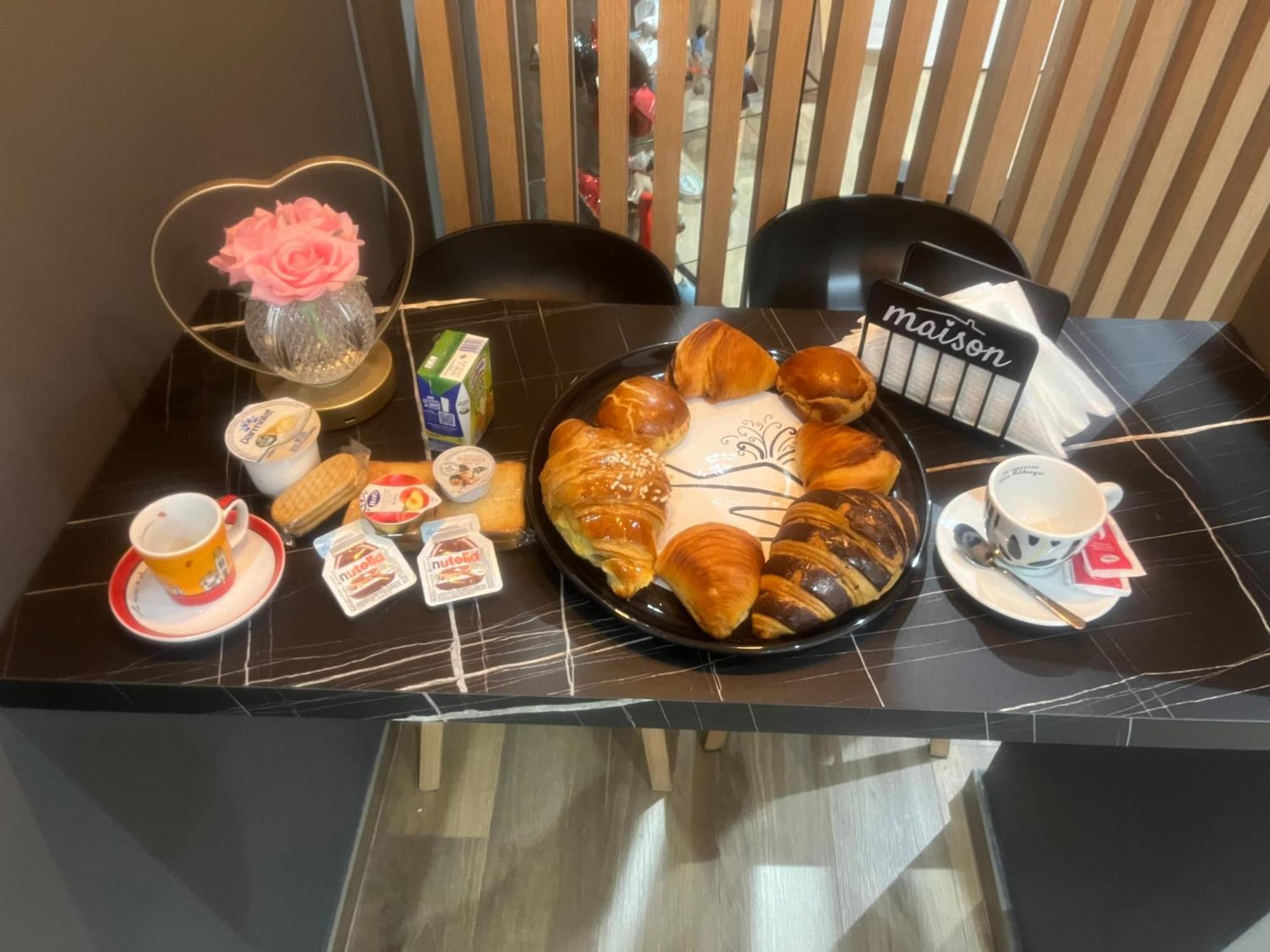 Alleria Rooms Napoli Bagian luar foto